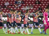 Futbolistas de Chivas después de un partido en el Torneo Grita México Apertura 2021 de la Liga MX.