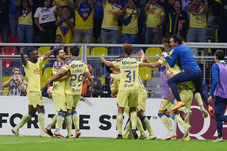 Jugadores del América celebran una de sus anotaciones ante Chivas en los octavos.