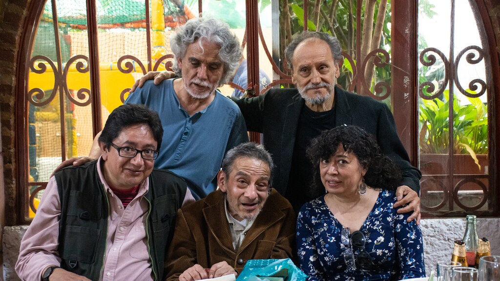 Arriba, Luis Antonio Gómez y Juan José Oliver, poetas infras. Abajo, Mario Raúl Guzmán, editor de la revista La zorra vuelve al gallinero, Darío Galicia y Ana Clavel. Fiesta por los 66 años de Darío.