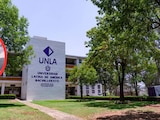 Padre encara a estudiantes en la UNLA, acusa bullying contra su hijo