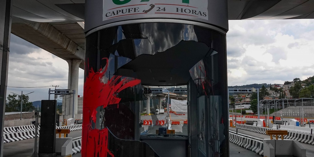 Aspecto de una caseta vandalizada por manifestantes.