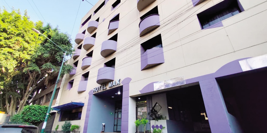 Fachada del Hotel Max, cerca de la estación Doctores del Metro, ayer.