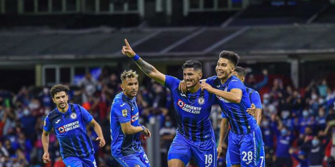 Futbolistas de Cruz Azul celebran una anotación contra Querétaro en la Liga MX el pasado 19 de septiembre.