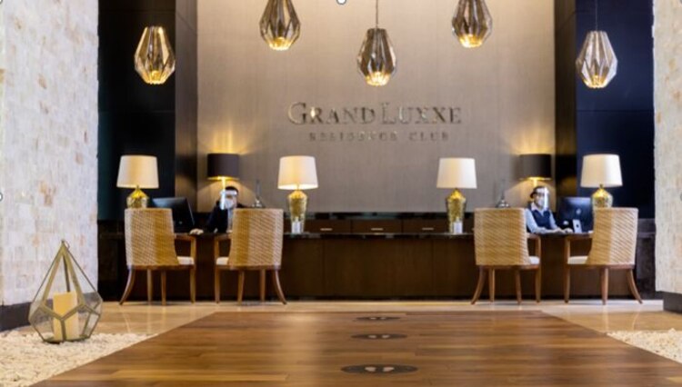 Las áreas con alta frecuencia de contacto son desinfectadas cada 30 min.