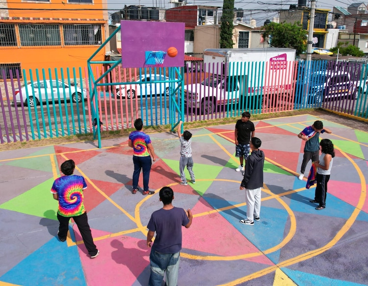 La alcaldesa recorre las inmediaciones del deportivo Uvva tras los trabajos de renovación de espacios comunitarios.