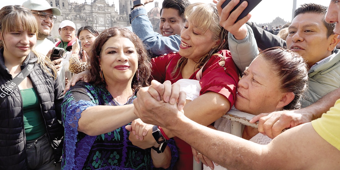 Clara Brugada Molina convive con trabajadores del Gobierno de la Ciudad de México, ayer, en el Zócalo.
