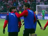 Pollo Briseño golpea al Chino Huerta al término del Chivas vs Toluca.