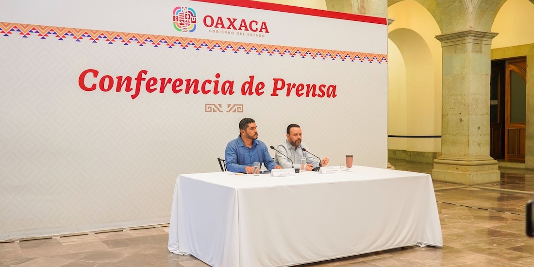 Autoridades estatales supervisan el desarrollo de la consulta ciudadana en las ocho regiones de Oaxaca.