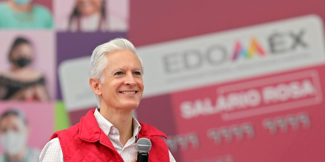 El gobernador del Estado de México durante la entrega de tarjetas del programa Salario Rosa, en Ecatepec, ayer.