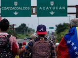Integrantes de la caravana migrante avanzan con dirección a Acayucan, Veracruz.