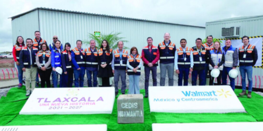 La gobernadora de Tlaxcala, Lorena Cuéllar (c.), ayer, con empresarios de Walmart y ClimatePro.