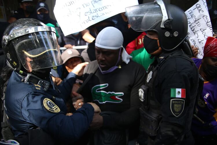 Altercado entre policía y manifestantes haitianos.