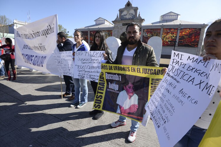 Padres de familia se manifestaron en el Edomex para exigir justicia en favor de los derechos de los menores separados de sus familias por sentencias mal dictadas, por divorcio, en 2016.