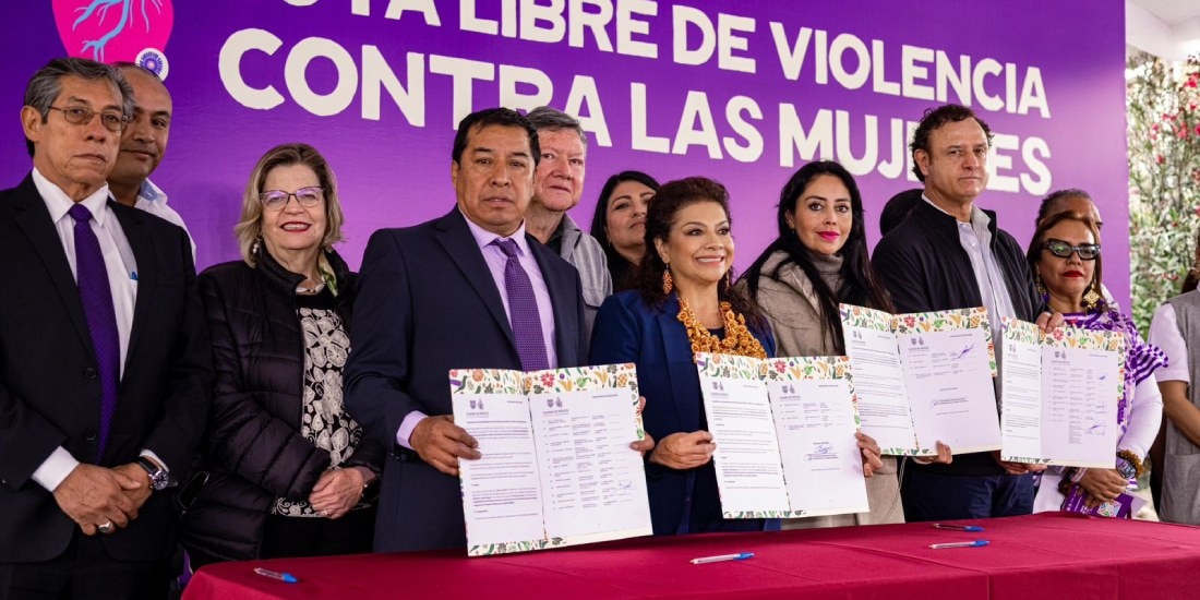Clara Brugada y transportistas firman convenio para garantizar viajes seguros para niñas y mujeres.