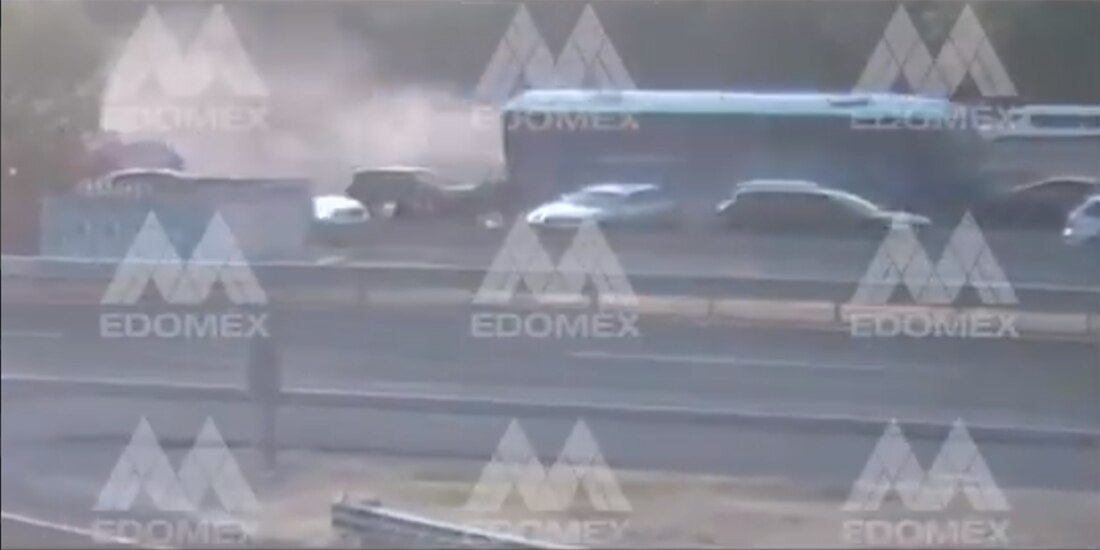 Choque múltiple entre 10 vehículos que circulaban sobre la autopista México-Pachuca.