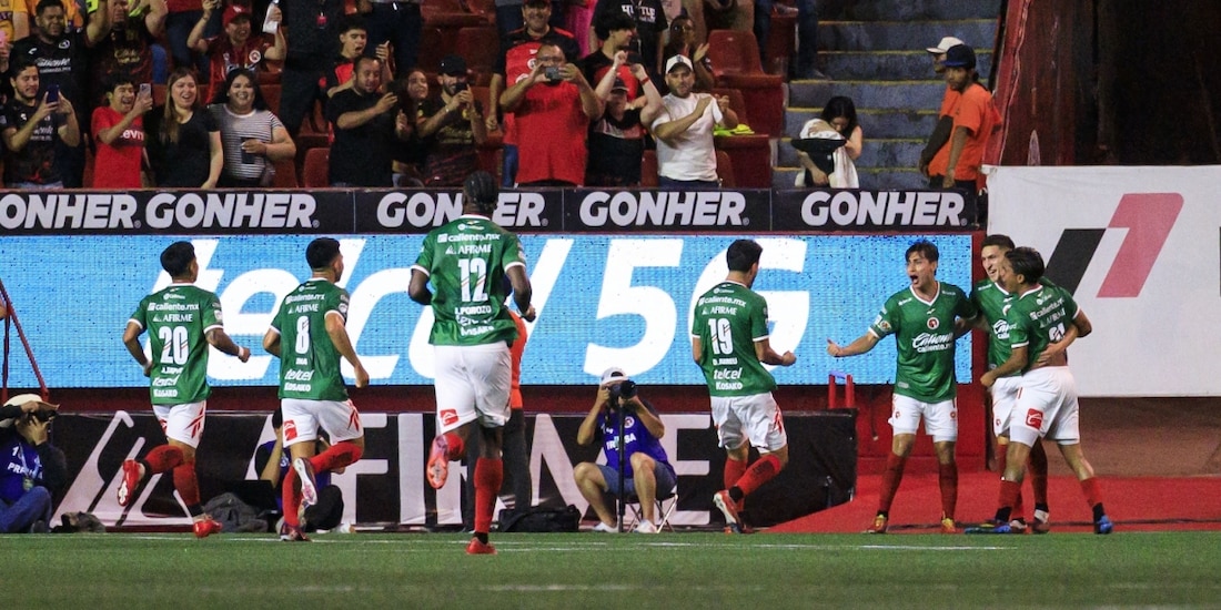 Jugadores de Xolos festejan un gol contra Tigres en su debut en el Apertura 2026 de la Liga MX.