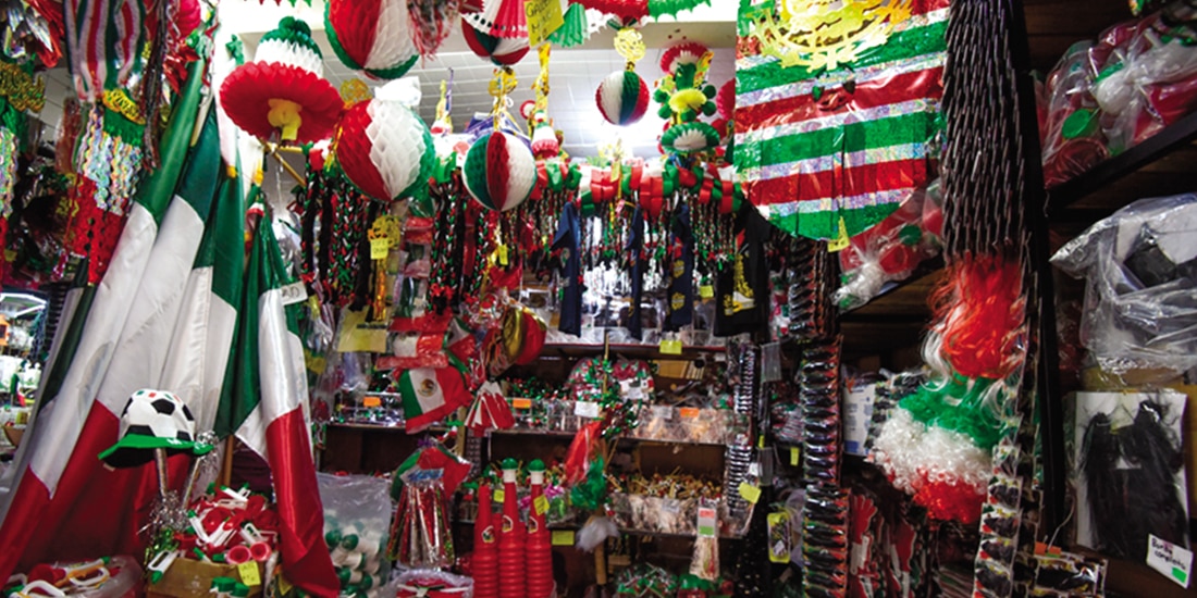 Objetos alusivos al 15 de septiembre se comercializan, en imagen
de archivo.