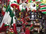 Objetos alusivos al 15 de septiembre se comercializan, en imagen
de archivo.