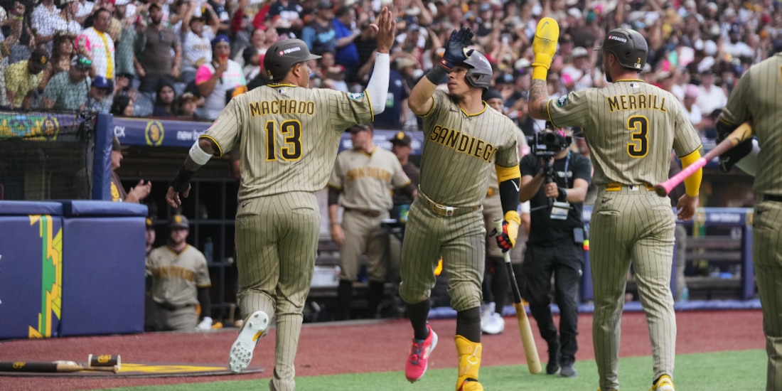 Jugadores de San Diego celebrando una de las carreras en el partido.