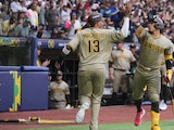 Jugadores de San Diego celebrando una de las carreras en el partido.