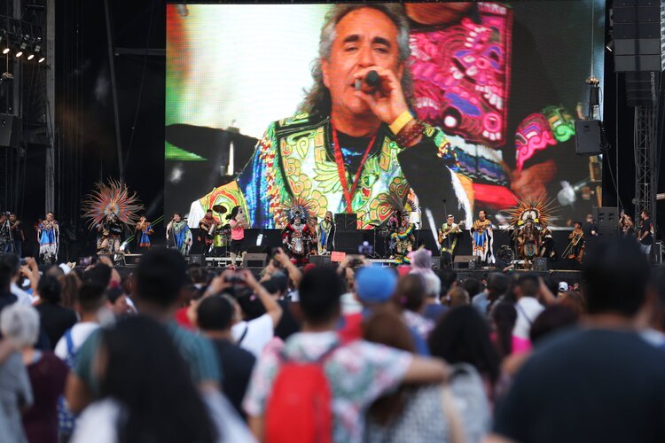Los Askis, representantes de la cumbia andina en México, en el Zócalo.