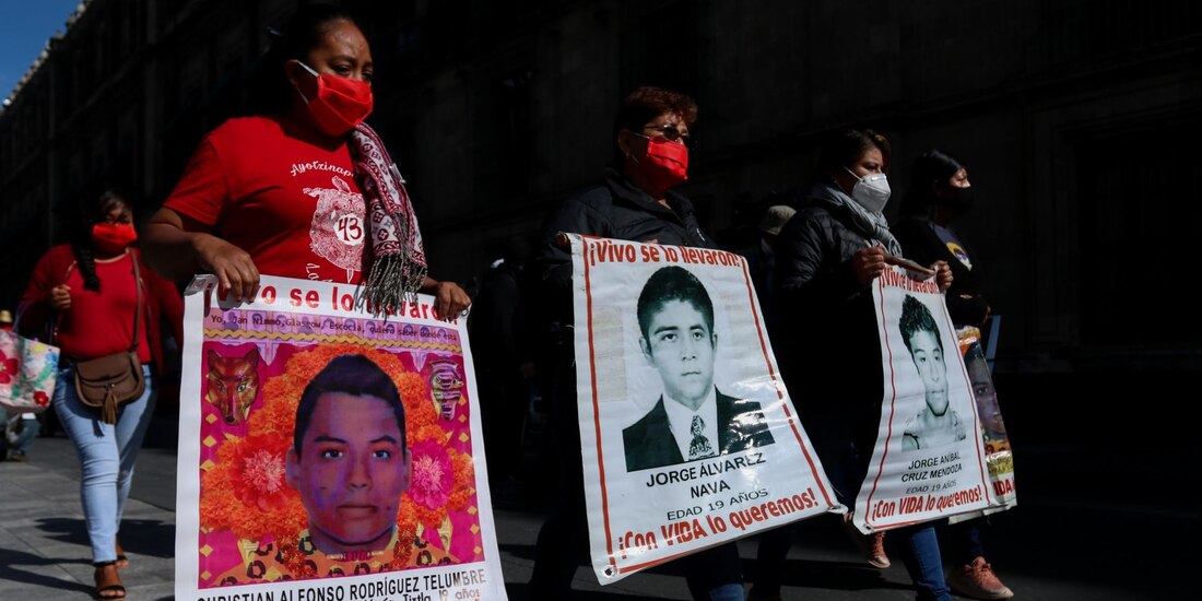 Madres y padres de los 43 normalistas de Ayotzinapa, el 10 de julio de 2020