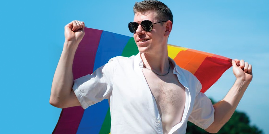 LA BANDERA del orgullo fue creada por Gilbert Baker