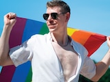 LA BANDERA del orgullo fue creada por Gilbert Baker