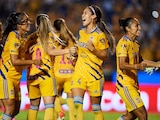 Jugadores de Tigres festejan uno de sus goles contra Rayados en el Estadio Universitario.