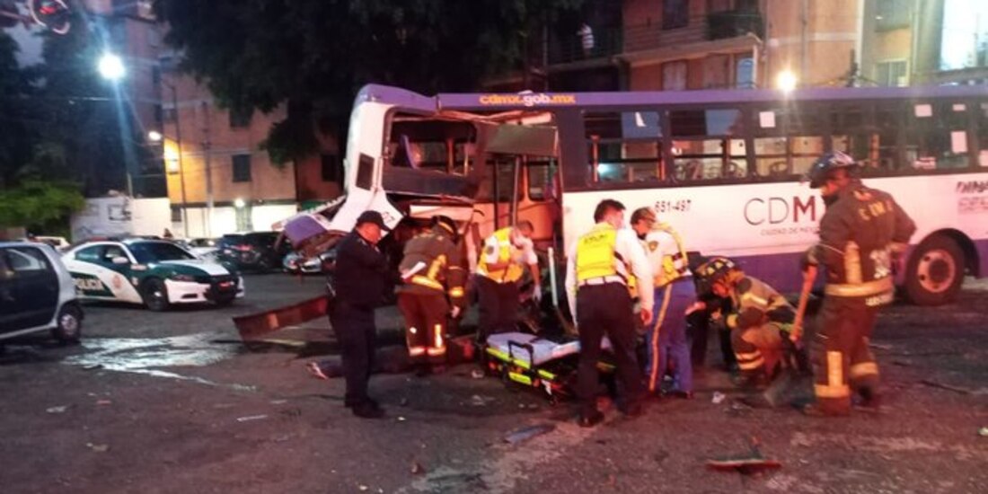 Choque entre camión de carga y autobús de pasajeros sobre Circuito Interior, en la colonia Agricultura, en la alcaldía Miguel Hidalgo, deja 20 heridos.