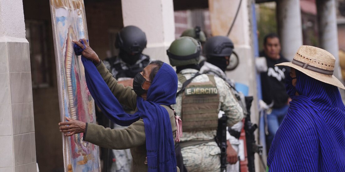 Vecinos de San Antonio Tierras Blancas, Michoacán, entregaron vehículos que tenían retenidos como protesta ante la violencia del CJNG, el 11 de febrero del 2025.