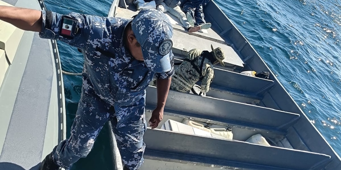 La Secretaría de Marina (Semar) decomisó una embarcación menor con 29 bidones