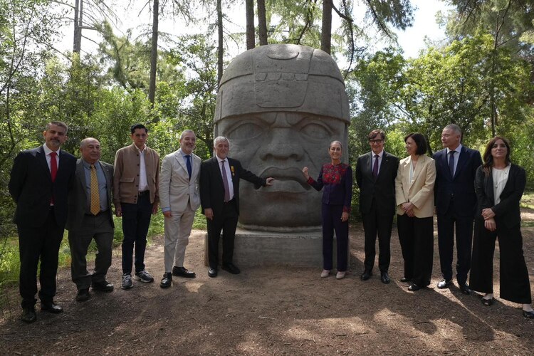 La Presidenta Claudia Sheinbaum junto a la escultura Olmeca en el Centro Nacional de Supercomputación de Barcelona.