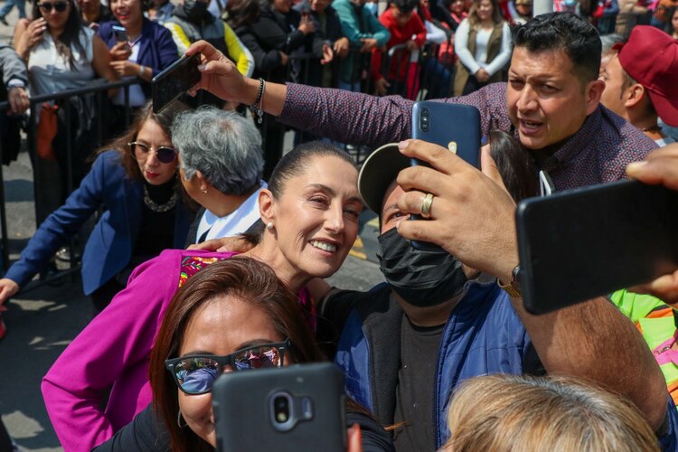 Seguidores de la mandataria se toman una selfie con ella momentos antes de iniciar el evento, ayer.
