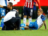 Gustavo Ferrareis momentos después de su impactante lesión en el cotejo entre Chivas y Puebla.