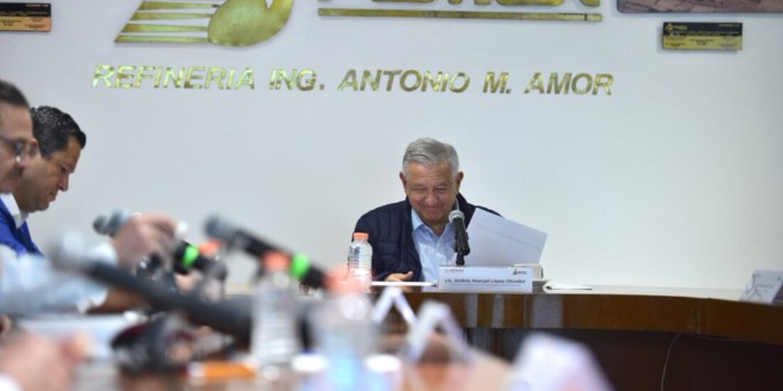 El Presidente Andrés Manuel López Obrador durante su visita a la refinería de Salamanca, en Guanajuato, este sábado 8 de octubre