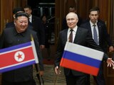 Kim Jong-Un (izq.) y Vladimir Putin, durante su reunión en Norcorea, ayer.