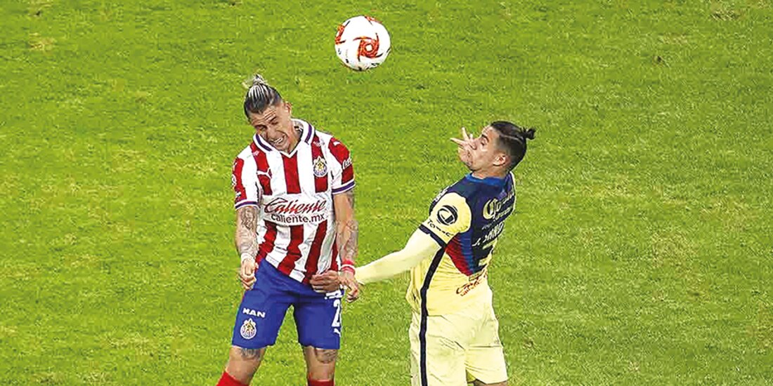 Chicote y Sánches pelean el balón en el último clásico nacional.