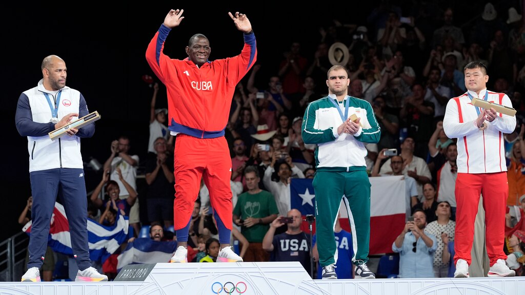 Mijaín López alza las manos para festejar su victoria, ayer.