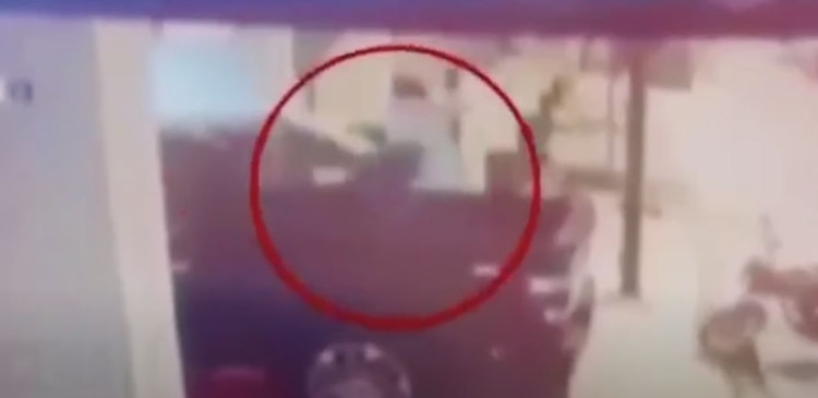 Se ve a Paola Suárez ya en la caja de la camioneta tras haberse tirado