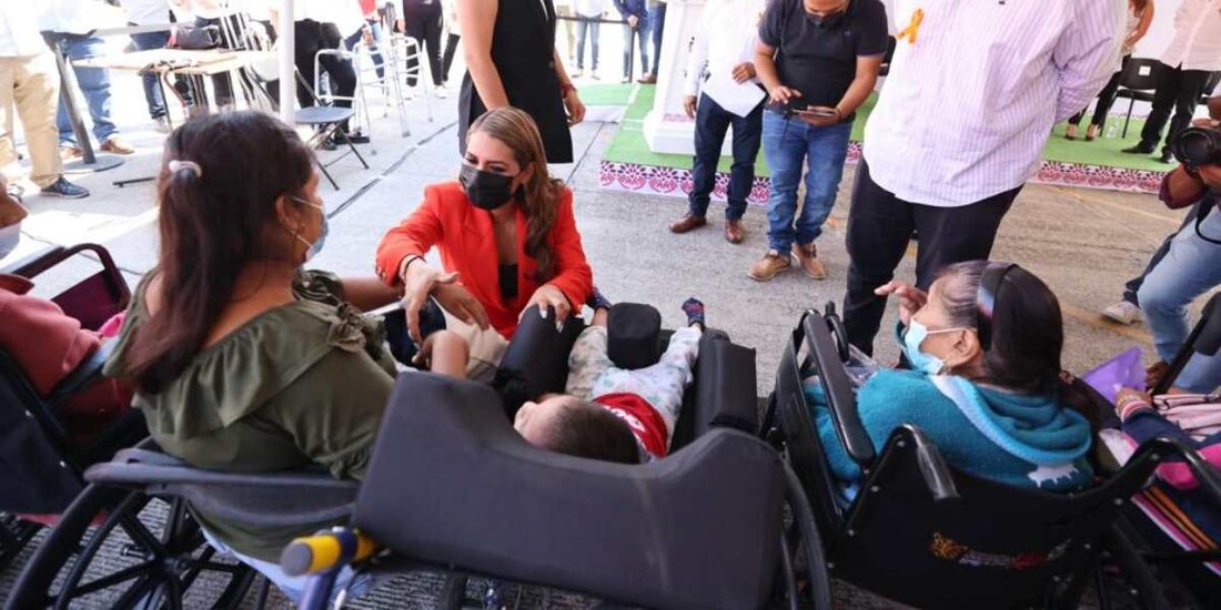 "Hoy el DIF Estatal entrega sillas de ruedas, andaderas, bastones a adultos y a niñas y a niños de la región Centro y norte, y vamos a beneficiar a 134 personas", dijo la gobernadora Evelyn Salgado.