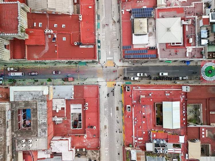 Vista aérea de los trabajos en la calle 20 de Noviembre en el Centro Histórico de Oaxaca.