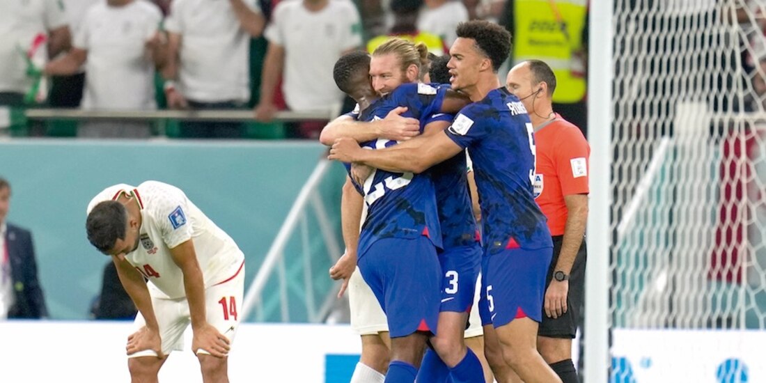 Jugadores estadounidenses, celebran su pase.