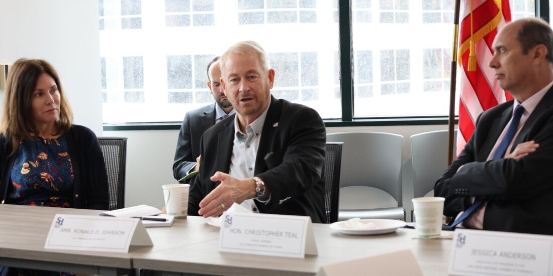 El embajador de EU en México, Ron Johnson, en reunión con empresarios mexicanos y de su país, ayer.