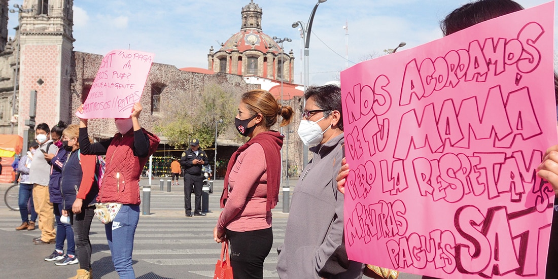 Trabajadores del SAT protestan por su cese injustificado, en 2021.