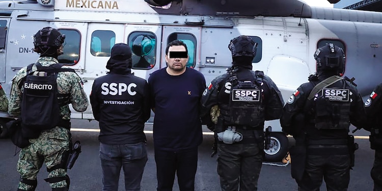El criminal, tras ser detenido por autoridades federales, ayer, en Jalisco.