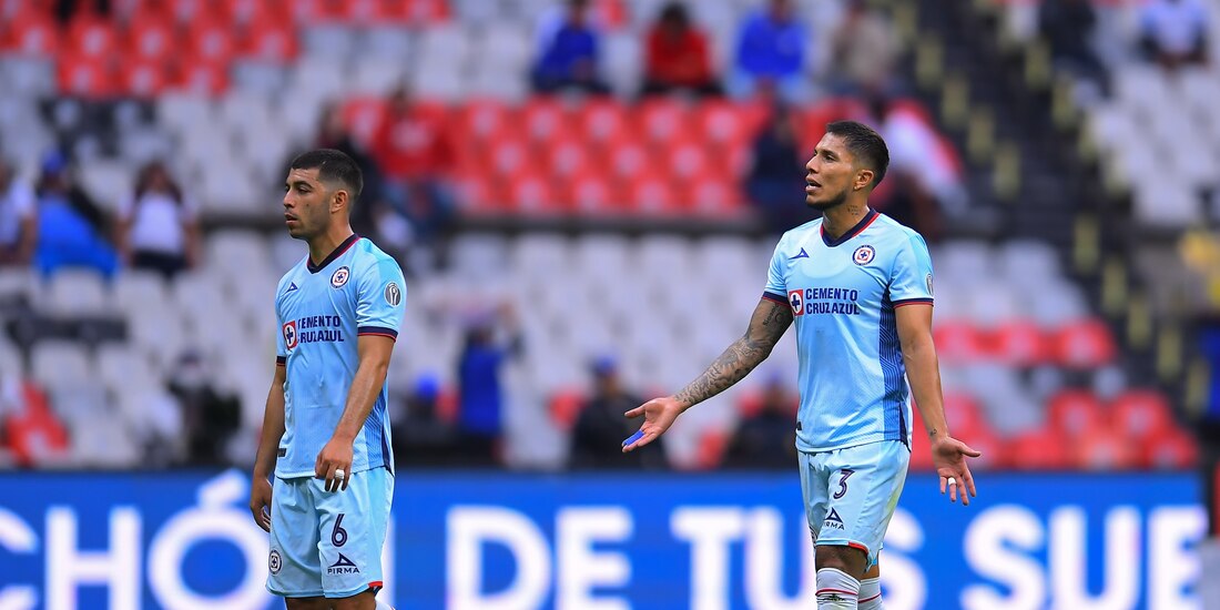 Erik Lira y Carlos Salcedo de Cruz Azul durante el partido ante Santos, correspondiente a la Jornada 4 del Torneo Apertura 2023 de la Liga MX, en el Estadio Azteca, el 20 de Agosto de 2023.