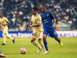 Alejandro Zendejas conduce el balón ante la marca de Luis Romo durante el duelo entre Monterrey y América.