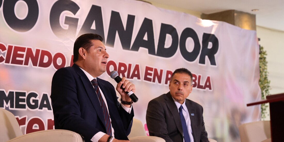 Alejandro Armenta y José Hernández Moreno discuten planes de desarrollo tecnológico en Puebla.