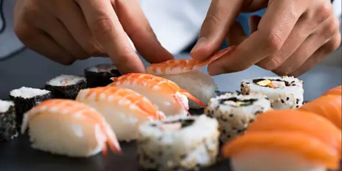 Cocinar sushi será bien pagado en este empleo.